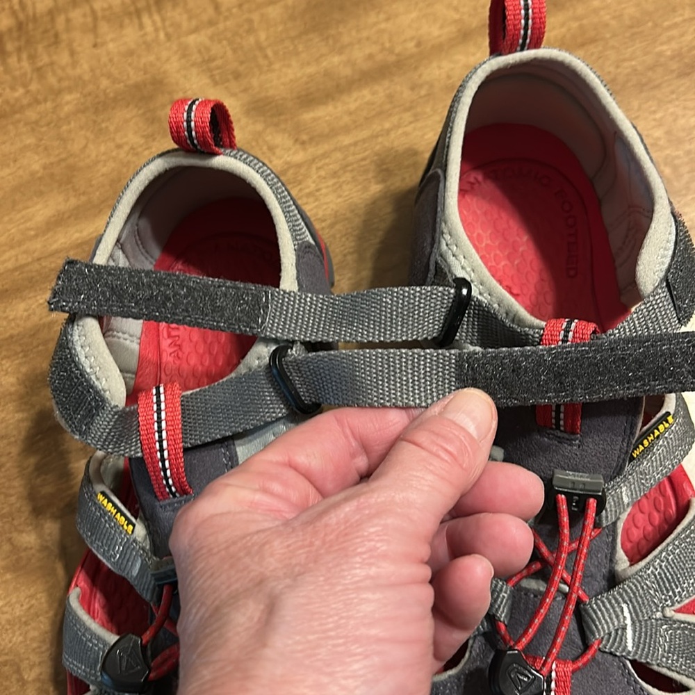 KEEN Seacamp II CNX Water Sandals Gray Red Kids US 5 EU 37 Hiking Shoes
G - Picture 13 of 17